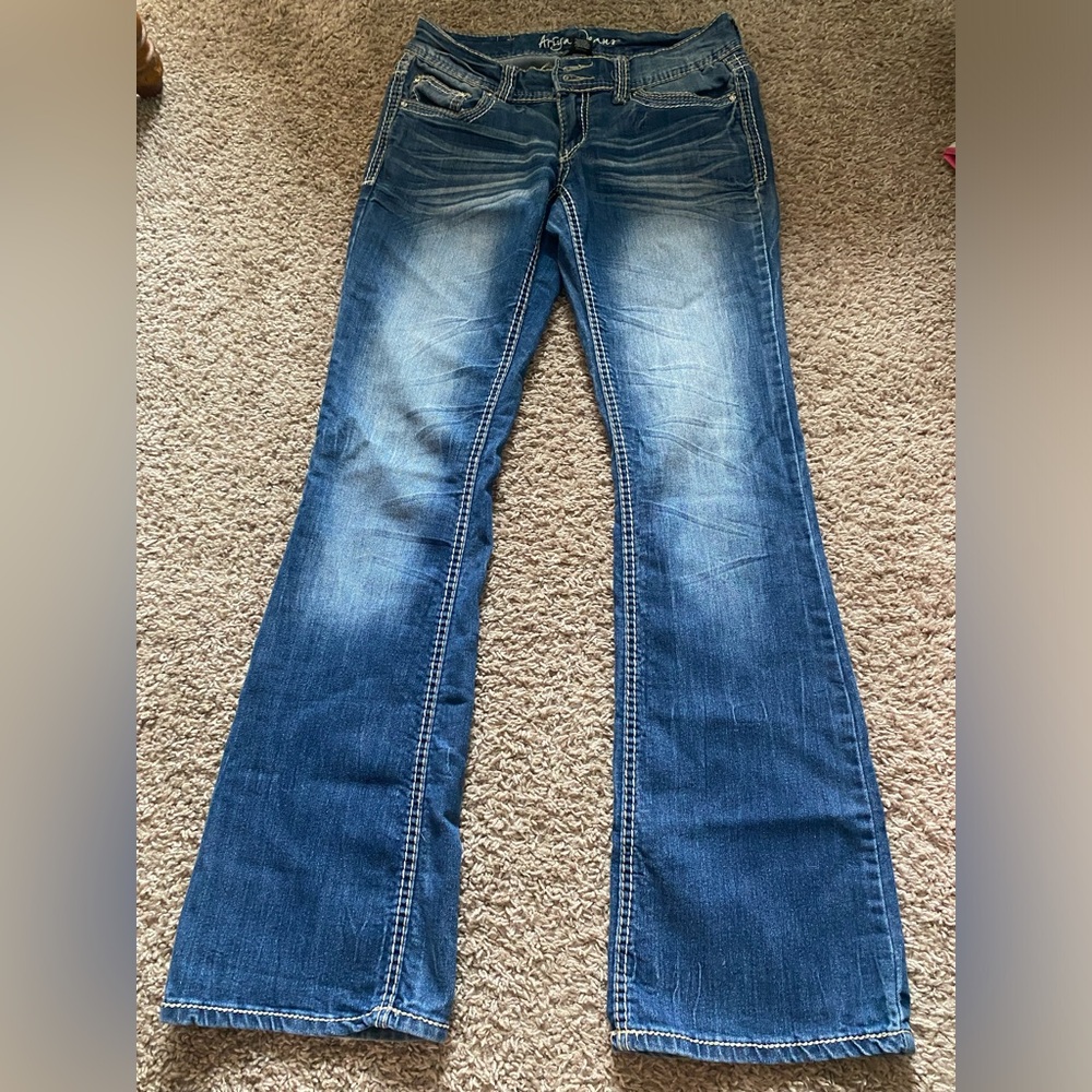 Ariya Medium Wash Flare Denim jeans with cute pocket stitching. Size 7/8.
